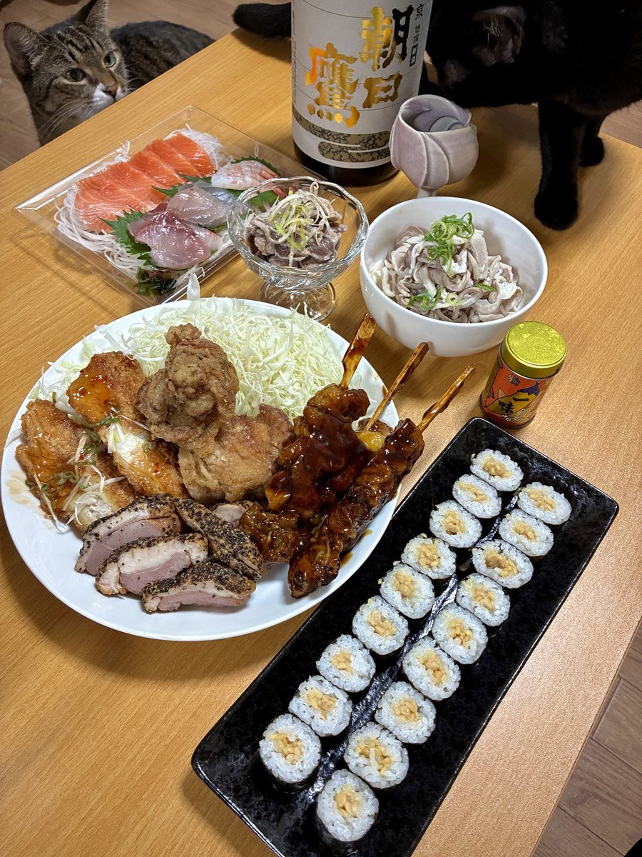Hhit0mi's tweet photo. 🐈‍⬛旦那さん不在なのでパーティー開催🐾
鍋もあるし焼き肉用のいいお肉も買ってきた🤫 https://t.co/ZTYFlUa1qM