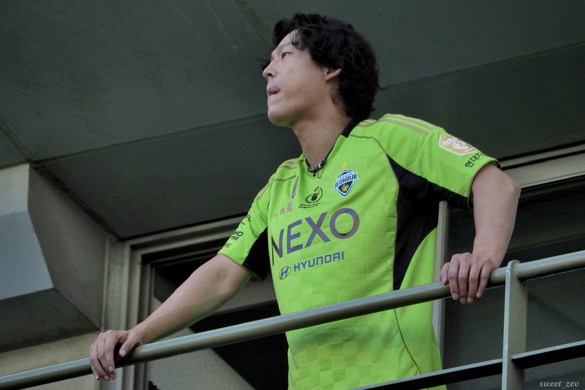 sweet_zev's tweet photo. 20260920 전북현대 vs 광주FC 홈경기 전반전

열심히 경기 보면서 혀 빼꼼😋

#최재림 배우님 https://t.co/yj30hq5dzO