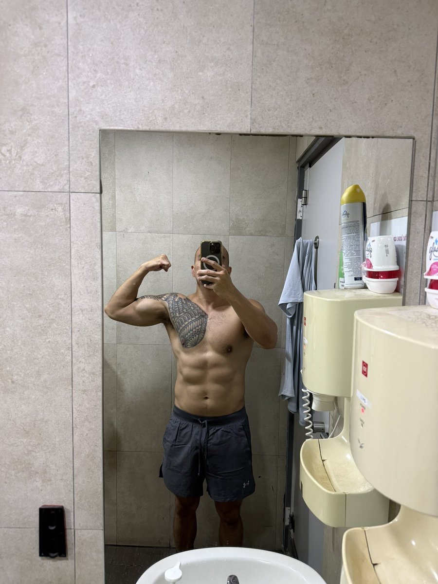daddieyo05's tweet photo. Sundays be like… 💪🏻 #weekendworkout #fitnessfreak https://t.co/2w5FWnC53K
