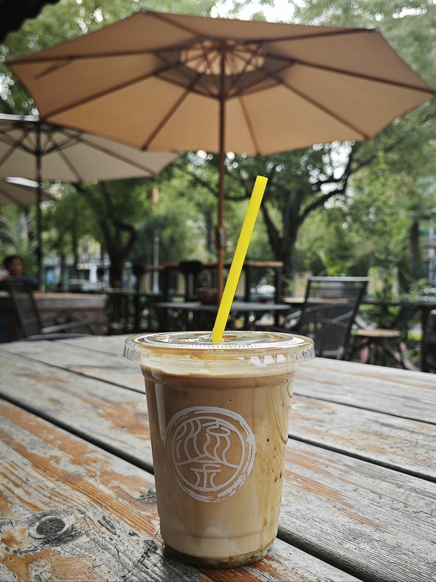 alinq467892's tweet photo. Hey friend! Just spotted your favorite coffee shop’s new lavender latte on my way to work—saved you a spot if you swing by later!， https://t.co/lAGVEHn4M0