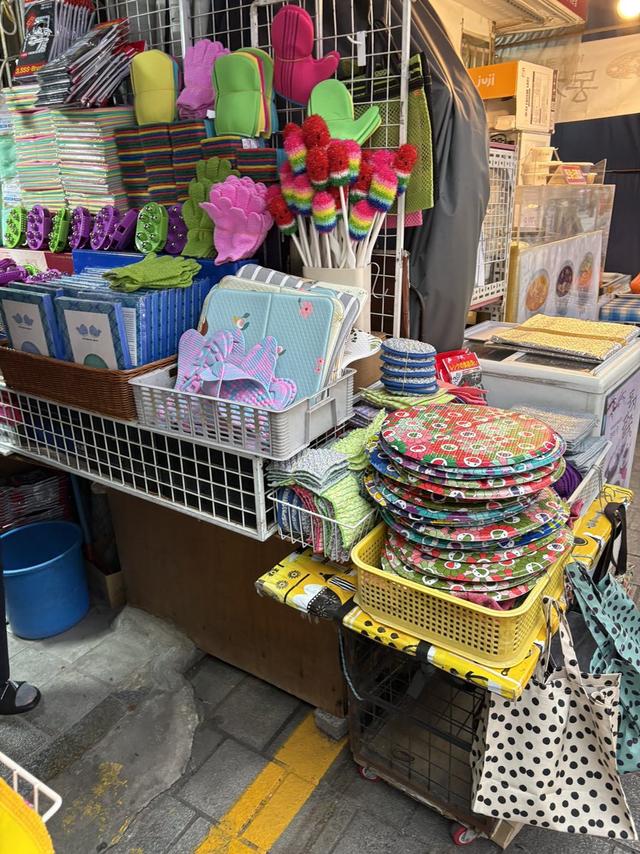 南大門でサウナグッズ色々調達🧖🏻‍♀️❤️‍🔥
特にほしかったのはサウナマット！丸いやつ日本にないから買ってみた🌼

あかすりタオル、ボディタオル、コロコロ、ツボ押し

サウナ行くときもっていく荷物増えた🫶🏻 https://t.co/7qpsZRZx39