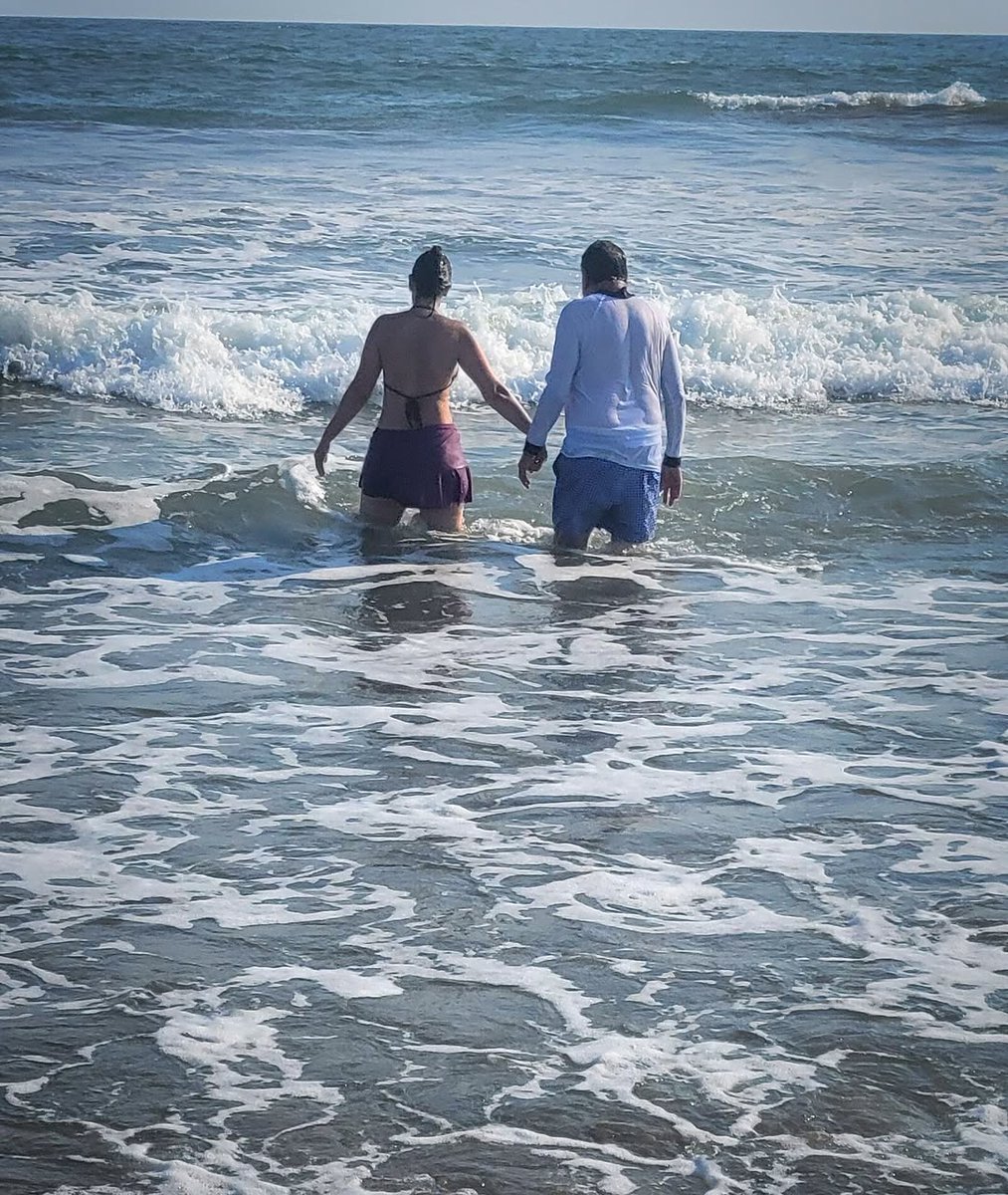 luzelenaglezz's tweet photo. En Semana Santa me fui a Acapulco a recargar energía, llenarme de paz y conectarme conmigo misma y mi familia. Mis hijos no fueron en esta ocasión pero disfruté mucho y un momento que guardaré en mi corazón es el haber caminado junto a mi papito herm... https://t.co/xb0yPTbzab