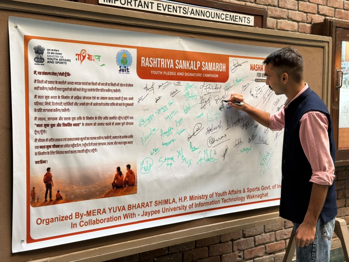 MYBharatHQ's tweet photo. Yuva Shakti united for a Nasha Mukt Bharat. 🇮🇳

At Jaypee University, Waknaghat, MY Bharat Shimla brought youth together for the Rashtriya Sankalp Samaroh, with a Pledge &amp; Signature Campaign for a healthier, drug-free future.

#MYBharat #NashaMuktYuva https://t.co/IdCy4cJNJi