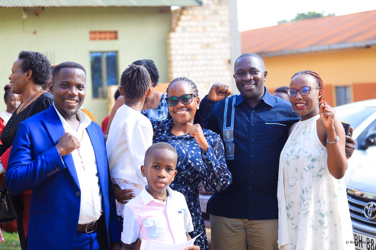 brucenahabwe1's tweet photo. PHOTOS: Hon. @GeorgeMusisi4 joined the faithful at St. Charles Lwanga, Catholic church, Kirinya Parish for today’s mass. He also made a contribution towards the construction of the church. https://t.co/iiIxnJSkYH