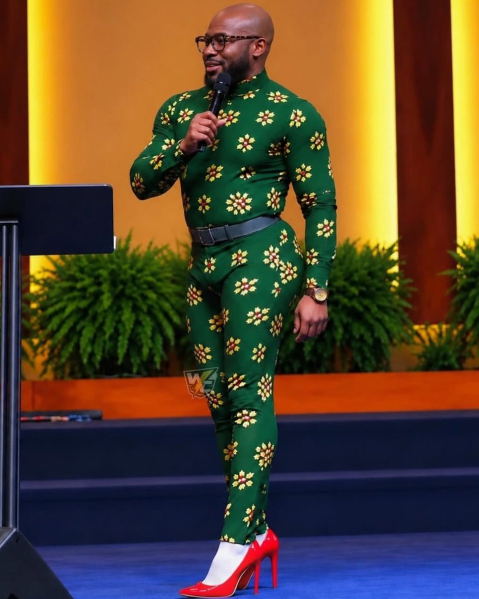 dailyculturex's tweet photo. O pastor Courage prega de salto alto e não parece nem um pouco interessado em esconder isso. Mesmo recebendo críticas, ele diz que roupa e sapato não deveriam definir o caráter de ninguém. https://t.co/rspijRryov