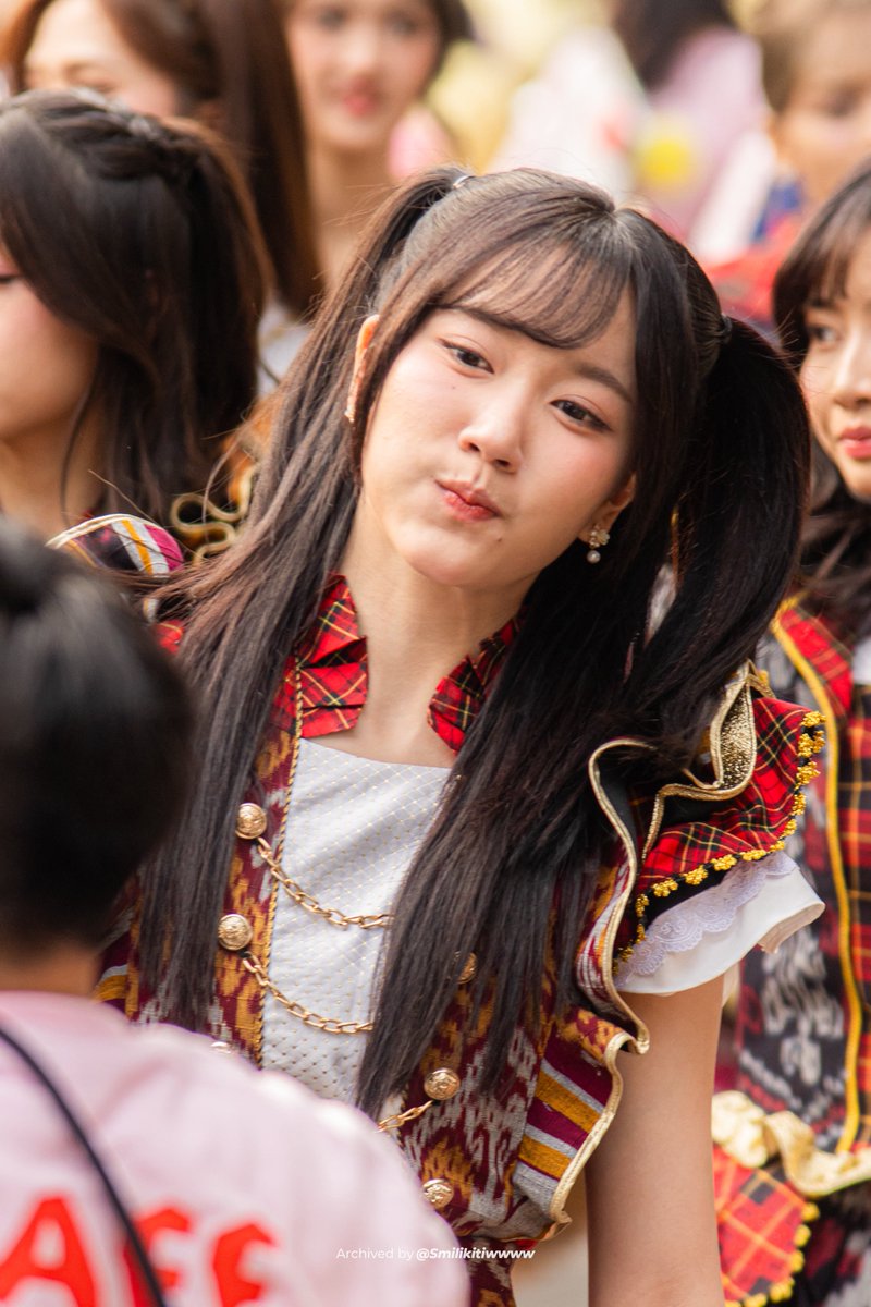 smilikitiwwww's tweet photo. 260920 CFD ✨

「 Shooting Single Ke-28 "Ayo Senyumlah" 」 📍
—— @L_MarshaJKT48 

Meng twintaill gemascc 🤏😆

#Smilikitiwwww #MARSHA https://t.co/dSUhY7iEw6