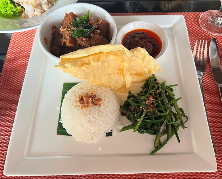 TheDiningFeed's tweet photo. Amazing local dishes with absolutely outstanding staff @ Restaurant M Café @ Mulu Marriott Resort & Spa https://t.co/yBjP9M0hVG #foodiechats #nomnom #yummy #tastydishes #MYY #Borneo #Malaysia @MarriottIntl @MarriottBonvoy @MBonvoyAssist @Marriott https://t.co/blyeq7KfXB