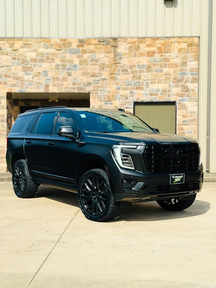 jennimoore10552's tweet photo. Blacked-out 2025 GMC Yukon Denali

This Yukon received a Rough Country 2-inch lift, powder-coated wheels wrapped in 35-inch Recon Grapplers, and a satin black wrap. https://t.co/8EyCySEsyV