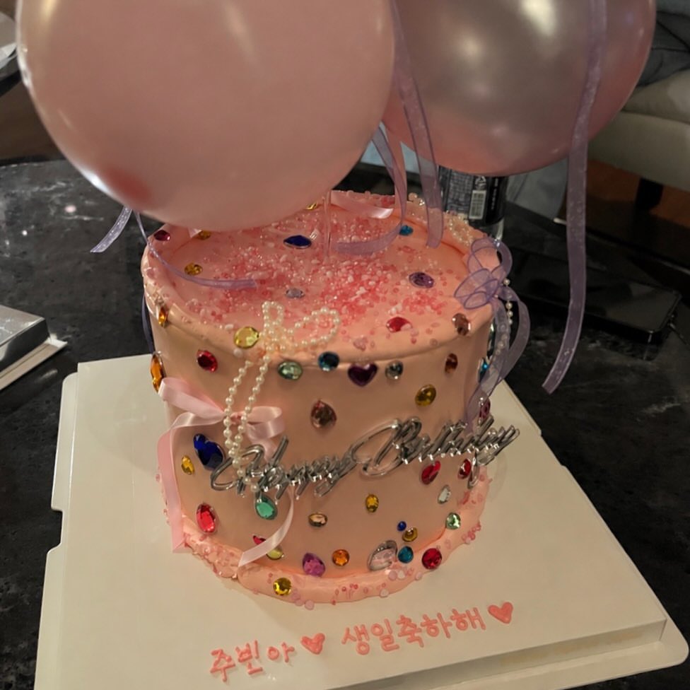 hellobeeni's tweet photo. #⃟beeni 

hellobeeni's instagram post 190926
Caption 4th photo :
“ 그리고 이 케이크엔 비밀이 있지 ”

#⃟이주빈 #⃟LeeJoobeen https://t.co/hQrL3SpDxq