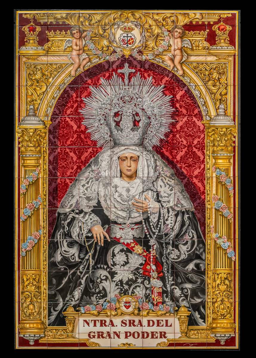 cfdmisericordia's tweet photo. NUESTRA SEÑORA DEL GRAN PODER, EN EL CORAZÓN DEL PERCHEL

Nuestra Señora del Gran Poder ya está presente en la calle Ancha del Carmen, a través de este retablo cerámico, obra del ceramista sevillano D. Francisco Moya.

La composición reúne distintos elementos vinculados a la historia y al patrimonio de la Virgen, como, las columnas de su camarín, las coronas de las macollas de su palio, el escudo de la Cofradía y el Corazón Doloroso de María con los Siete Puñales, en recuerdo de su antigua advocación.

El retablo ha sido impulsado por el Submarino La Quilla (@Sub_GranPoder ) con motivo del X aniversario de su creación y del centenario del cambio de advocación de Nuestra Señora de los Dolores a Nuestra Señora del Gran Poder.

Ubicado en el número 1 de calle Ancha, al inicio de esta histórica vía del Perchel, el retablo adquiere también un especial significado: en el extremo opuesto se encuentra el mosaico dedicado a Nuestra Señora del Carmen del Perchel.

Así, simbólicamente, calle Ancha queda escoltada en sus dos extremos por las dos grandes devociones marianas de la Parroquia del Carmen, Nuestra Señora del Gran Poder y Nuestra Señora del Carmen, unidas en el corazón del barrio del Perchel.

@gabyrodrigo 

#CofradíasMLG