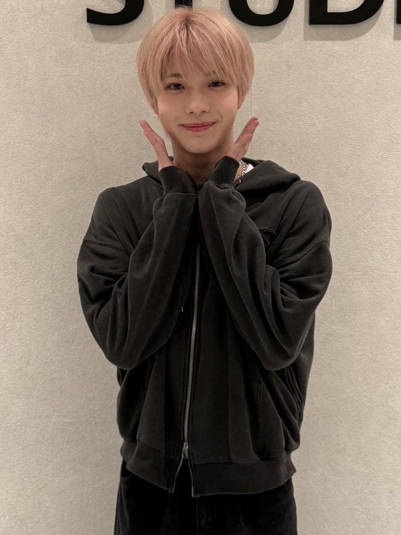 Ootkmi's tweet photo. KO1KEYZ オンライントーク 260920レポ

今日の佳暉くんの私服このパーカーです

（たまたまお揃いやったこのパーカーで挑んだら、🍰今日着てきたそれ！！ってт​ т）

#KO1KEYZ_1ST_ONLINE_TALK_day3
#KO1KEYZ #KO1KEYZオンライントーク #矢田佳暉 https://t.co/kAIM5gjMfP