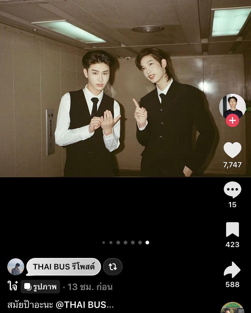 kh1ovele's tweet photo. สมัยนั้นคนชอบป๊าแกเยอะมาก แต่ป๊าแกเลือกแม่ https://t.co/FN2IhiU4LA