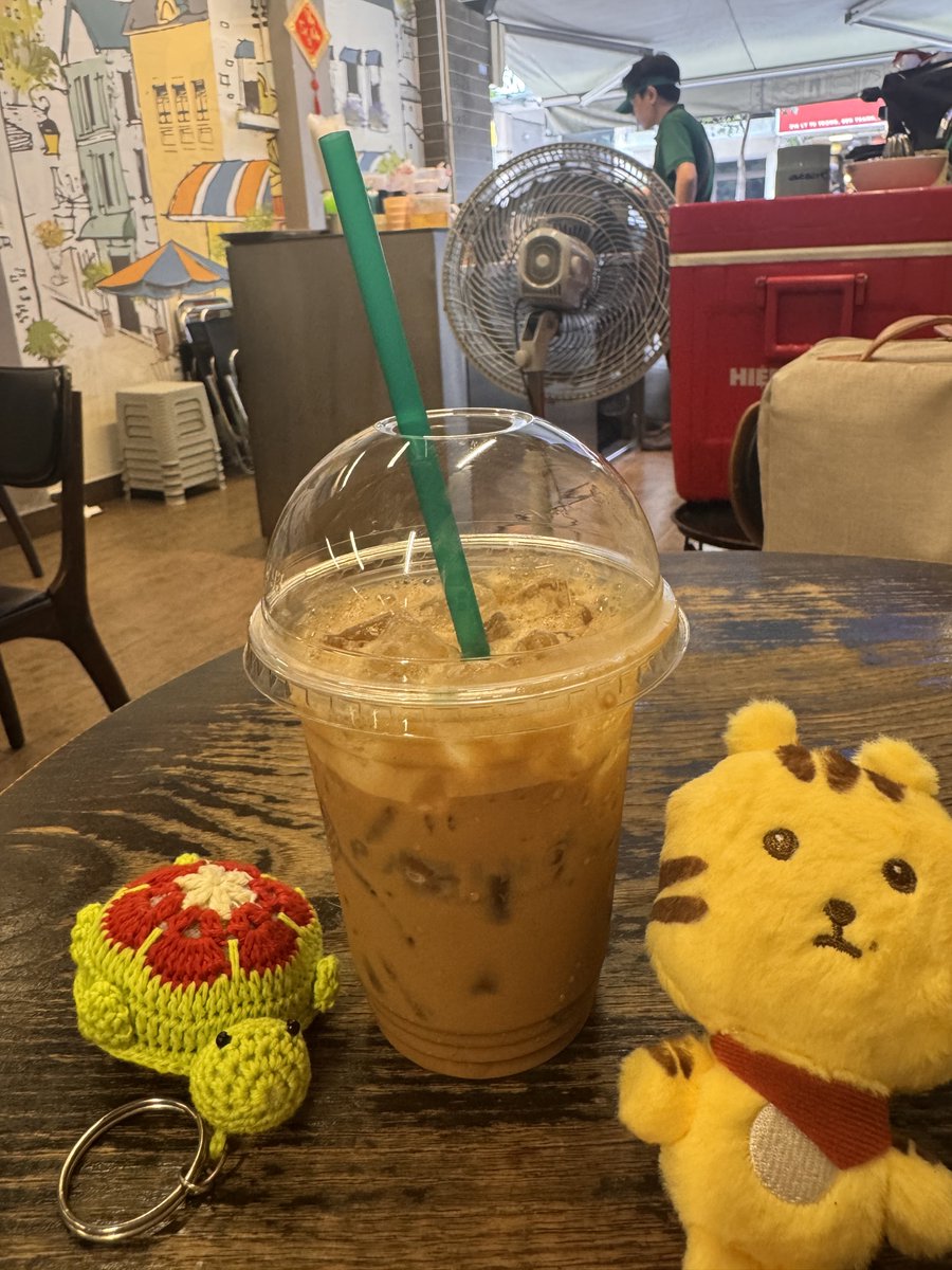 drichigo's tweet photo. サイン会〜！やっぱりうらやましい気持ちもありつつ(己に正直ｗ)私はまったり市中観光中😆気ままに散歩めっちゃ楽しい、ベトナムコーヒー、めちゃくちゃ甘くてスイーツ並だけどめっちゃ美味しい😆 (これはミルク入り。ミルク＋練乳入りだと思われる) https://t.co/aZDKmKyn2X