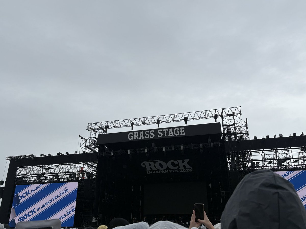 cosmos1013's tweet photo. 今日はこちらへ。ほぼ始発に乗り、会場に着いたら雨の中3時間の耐久戦。でも周りの人もすごくワクワクしていていい待ち時間でした。お目当てはなんとか見れて、コールもしっかりできてとても楽しかったです。
はぁ〜やっぱりライブは楽しい✨
#RIJF2026 https://t.co/1HGVgiBD2Q