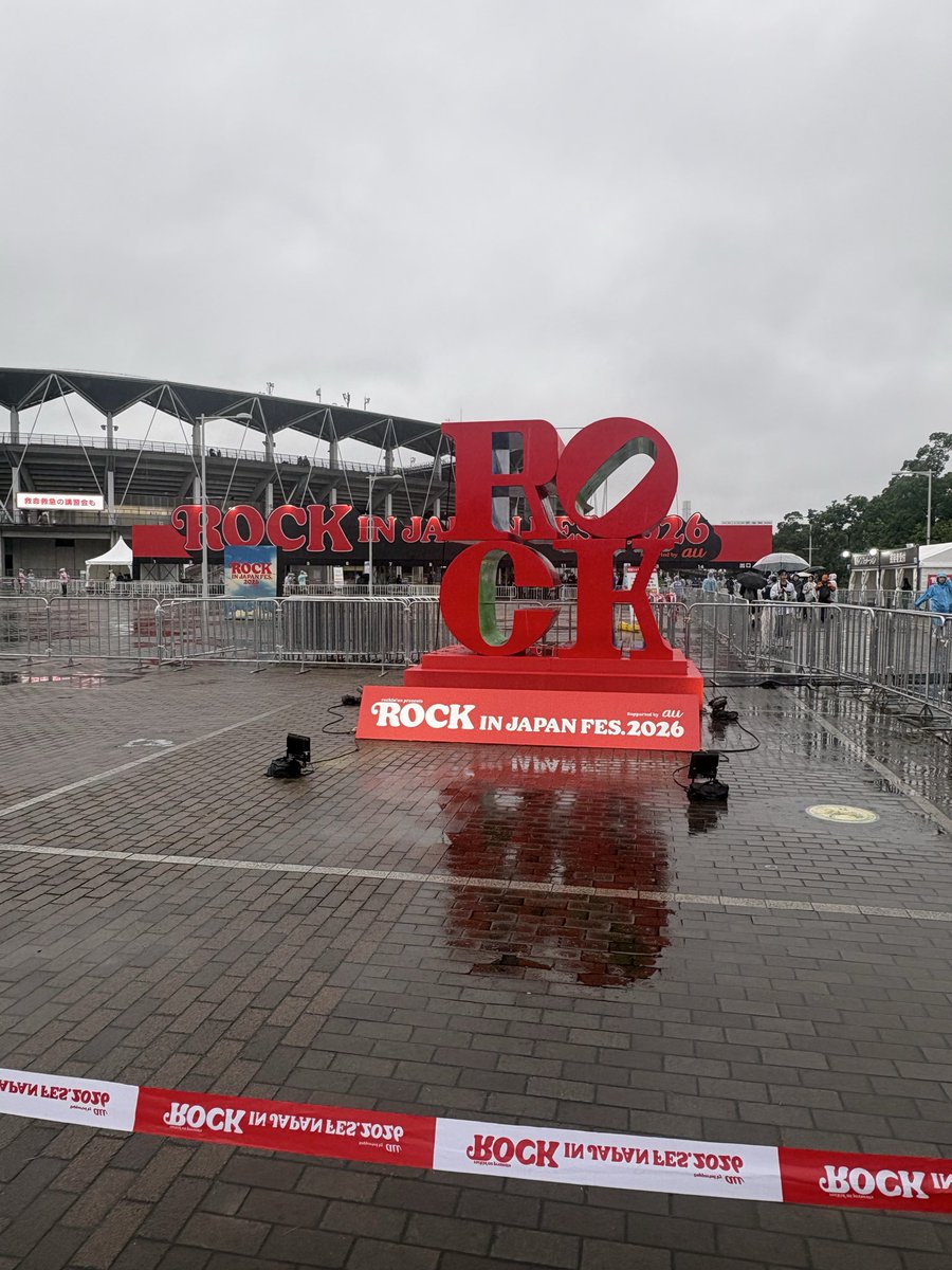 cosmos1013's tweet photo. 今日はこちらへ。ほぼ始発に乗り、会場に着いたら雨の中3時間の耐久戦。でも周りの人もすごくワクワクしていていい待ち時間でした。お目当てはなんとか見れて、コールもしっかりできてとても楽しかったです。
はぁ〜やっぱりライブは楽しい✨
#RIJF2026 https://t.co/1HGVgiBD2Q