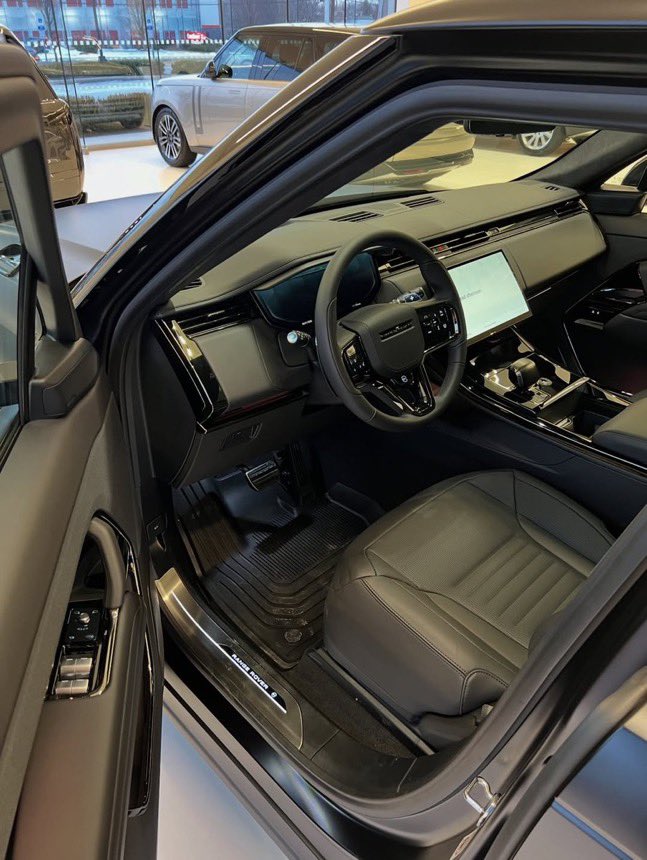 Venosier's tweet photo. Range Rover Sport SV 🖤🖤 https://t.co/Mu36Ans36s