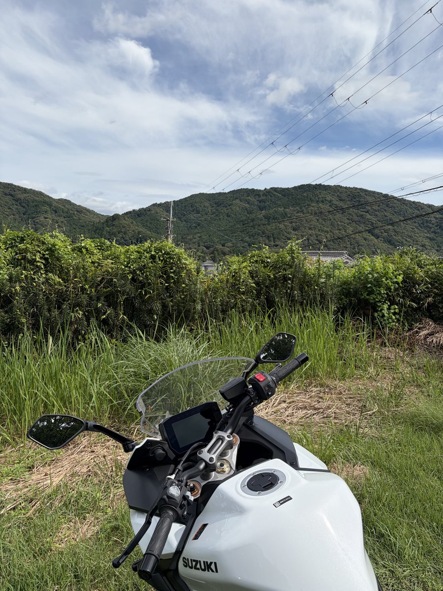 DAEG_sgs's tweet photo. 珍しく２日連続で🏍️💨

趣味で乗ってるバイクは出すまでが面倒なので乗れる時に乗っとかないと😌
お店の人に『涼しくてバイク日和ですね♪』って言われたけど大型バイクの宿命で排熱がヤバ目なので25℃以上なら割と汗ダラダラなんだよな😇
下道だと走っててもファン回ってるし😇
#スクストバイク部 https://t.co/B4X6C7I0Up