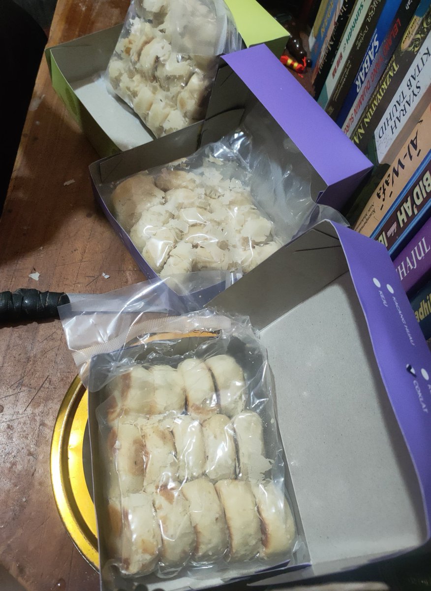 xxxprtw's tweet photo. Ada yang pernah cobain bakpia ini gaa? Bakpia Juwara Satoe. Awalnya iseng beli ternyata seenak itu. Suka bangett, rasanya enak, isinya ga pelit. 1 box isi 15. Beli yang 3box mix durian,keju, dan coklatt✨ https://t.co/Kf4wuXF2VU