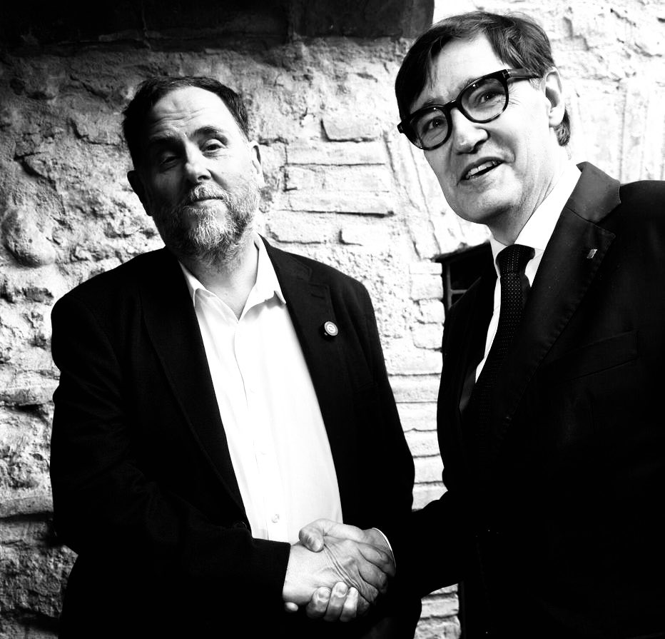 francescd's tweet photo. Jaume Duch és el conseller (espanyol) perfecte. Ahir vaig ser a Vilanova per escoltar-lo a l’acte de mig mandat: té projecte (espanyol) i té una idea clara (i espanyola) de com dur-lo a terme.

El resultat és una acció exterior catalana secundària i subsumida a l’acció exterior espanyola. Cap sorpresa, és el projecte (espanyol i espanyolitzador) del PSC, dels Comuns… i d’ERC.

Perquè sí, ERC amb els seus vots ha fet possible que el conseller Duch compti amb un renovat pressupost de 144.000.000€ per fer exactament tot el contrari -una esmena a la totalitat- a l’acció exterior que el president Puigdemont va idear i encarregar a Romeva.

El tema no és si l’Oriol recupera o no l’estelada o que tingui la barra d’amagar que és soci imprescindible d’Illa, el tema és que han permès que la bandera espanyola hagi entrat des del despatx del president de la Generalitat fins a la darrera delegació del Govern. Per vergonya seva i humiliació de tothom qui s’estima Catalunya, la seva història i les seves institucions.

Que penses que hi ha un home inhabilitat, que ha passat anys a la presó, regalant els vots als qui el van van perseguir i empresonar (i perseguir i empresonar i exiliar, també, l’acció exterior de Catalunya), tens una sensació entre penosa i repugnant per com confirma l’èxit de la presó i la repressió espanyoles.

Si era per fer això, efectivament Jaume Duch és el conseller d’Exteriors indicat. 

Que espanya doni les gràcies a socialistes, Comuns i Esquerra. Un ‘a por ellos’ magníficament executat.

Però tingueu clar que no guanyareu i que Catalunya serà independent molt abans del que imagineu. I sí, clar, tindrem memòria.