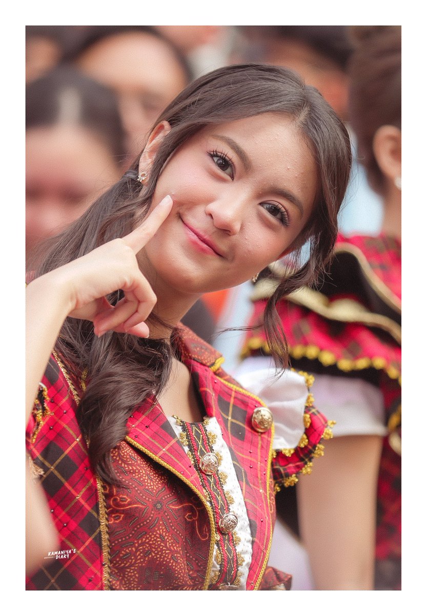 kamaniya_diary's tweet photo. Which one do you like? "Ayo tersenyumlah" Greesel version
😁 / 😊
Both are me, every smile simply makes the world feel more beautiful! 🤍
@Greesel_JKT48 

#Greesel #JKT48 #グリーセル https://t.co/zeZeHMp71a