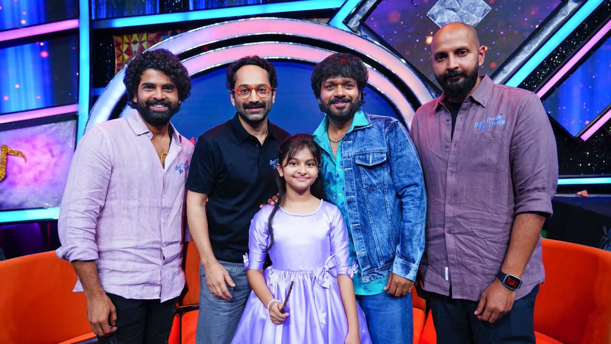 DAYYALAASHOK's tweet photo. అక్టోబర్ 2న విడుదల 😜
#FahadhFaasil and Team #DontTroubleTheTrouble meet Hit Machine @AnilRavipudi 🔥

#DTTTonOct2nd #DTTTMovie #Ssarapalekar @ShashankYeleti @ssk1122 @Shobu_ @kaalabhairava7 #PrasadDevineni @ArkaMediaWorks @SBbySSK @LahariMusic https://t.co/U0hZYdT6j9