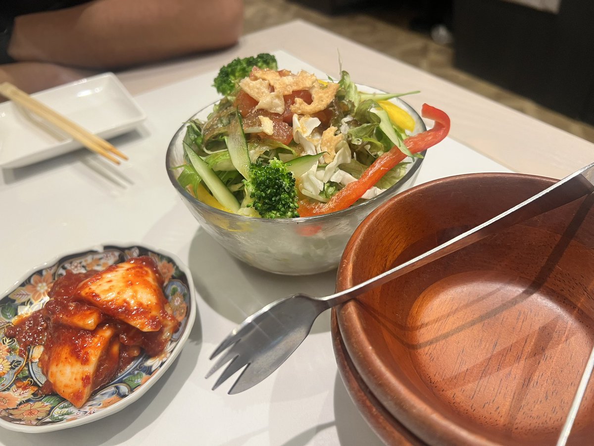 7qzyx_'s tweet photo. 記念日で焼肉連れてってもらった🥩！
初めての溶岩焼肉🦭
全部美味しかった〜〜🎵⭐️ https://t.co/8DYMTlr6Kl