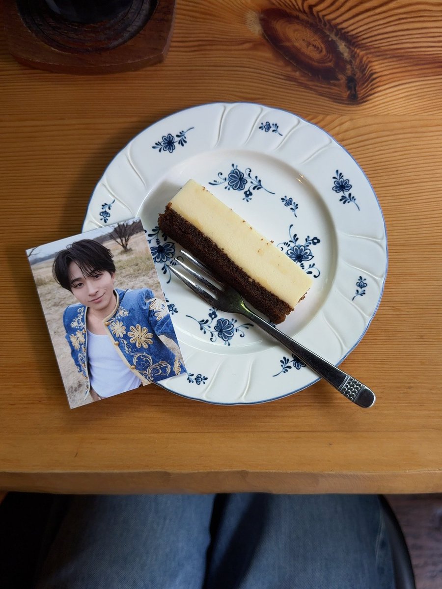 nanafnt7o's tweet photo. 街が金木犀の香りに包まれていて、癒されたな〜
コーヒーについてきたおやつのお皿や、カフェのペンダントライトが澤さんのお衣装と少しシンクロしていて嬉しかった＾＾ https://t.co/MmKSaxeBBn