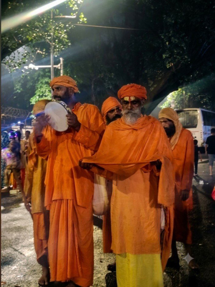 Priyap09678063's tweet photo. चाहे बरसे पानी या चले तेज हवाएं,
कान्हा की सेवा में न कोई थकावट, न कोई रुकावट आई।
लोगों का यह उत्साह और सच्ची लगन ही इस पावन पर्व की असली खूबसूरती है। 🙏🌸
#सच्ची_लगन #जन्माष्टमी_उत्साह #भक्ति_की_शक्ति #जय_कन्हैया_लाल_की https://t.co/gZiXAFuZsL
