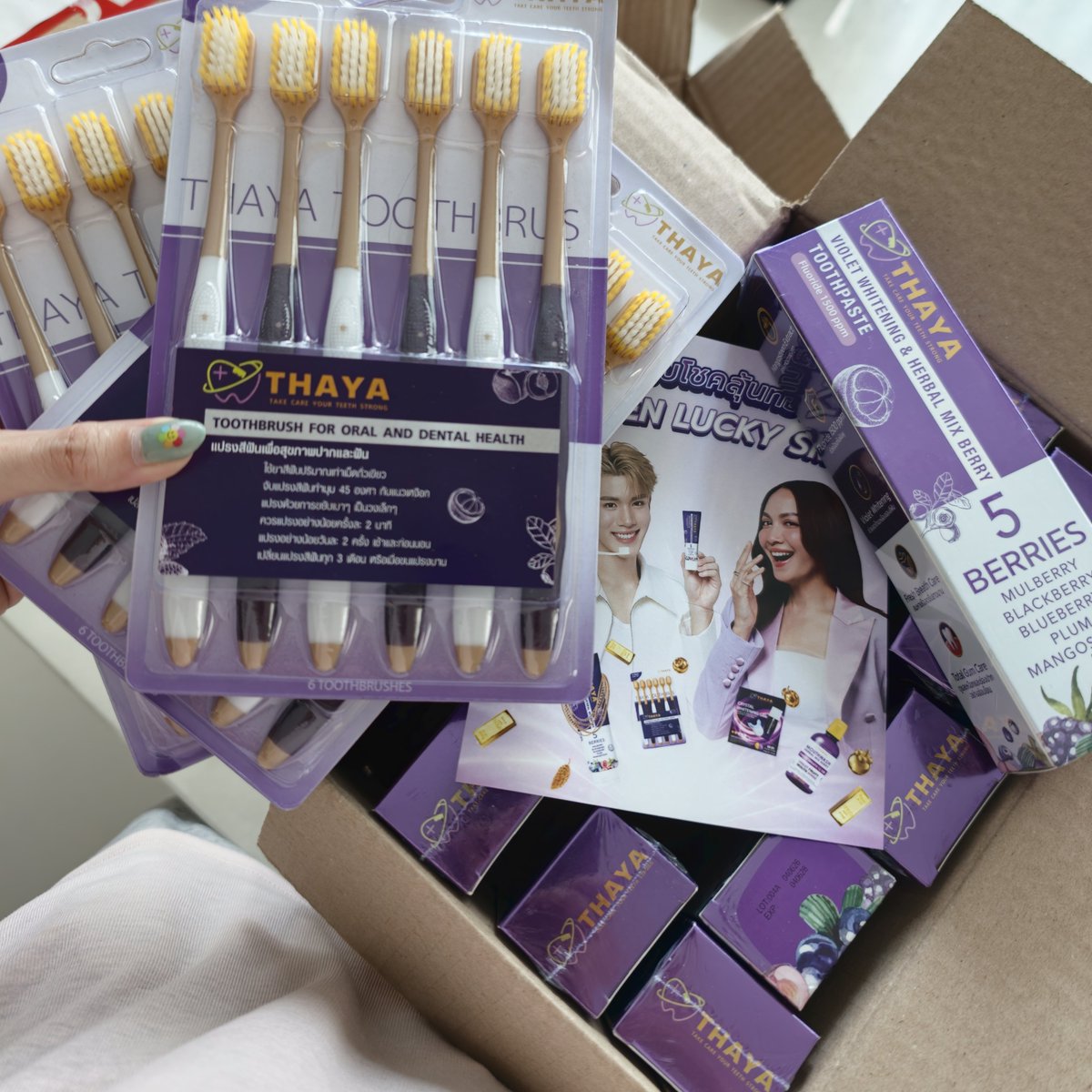 Chaaaanyaaaa's tweet photo. คุณพี่ THAYA เขาแถมอะไรเยอะแยะเนี่ย ของวันที่18ทยอยมาถึง1กล่องแล้ววว #THAYAxFOURTH https://t.co/2VfbyQh6wN