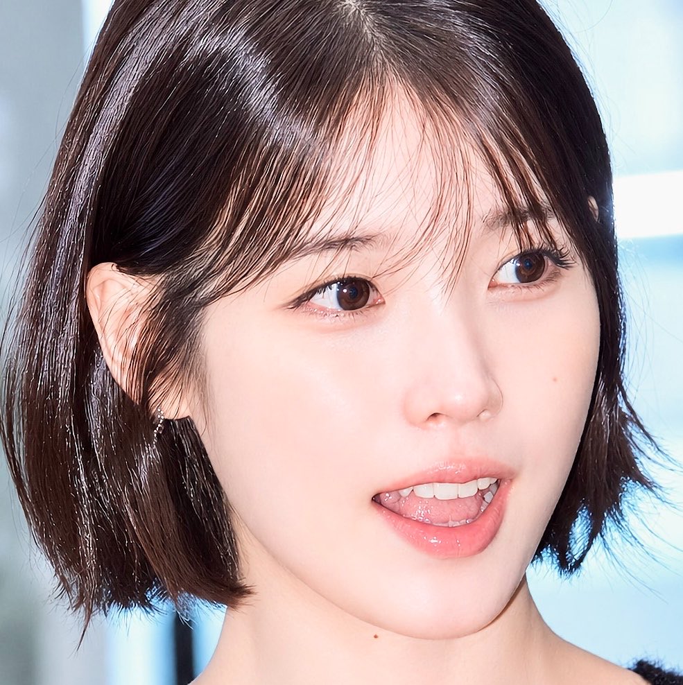 iusogi's tweet photo. before this all her makeup looked the same but this time it looks WOW… maybe it’s the eyeliner, maybe it’s the lipstick, maybe it’s the lens, maybe it’s the bob, maybe it’s the iu https://t.co/QBTM949UqU