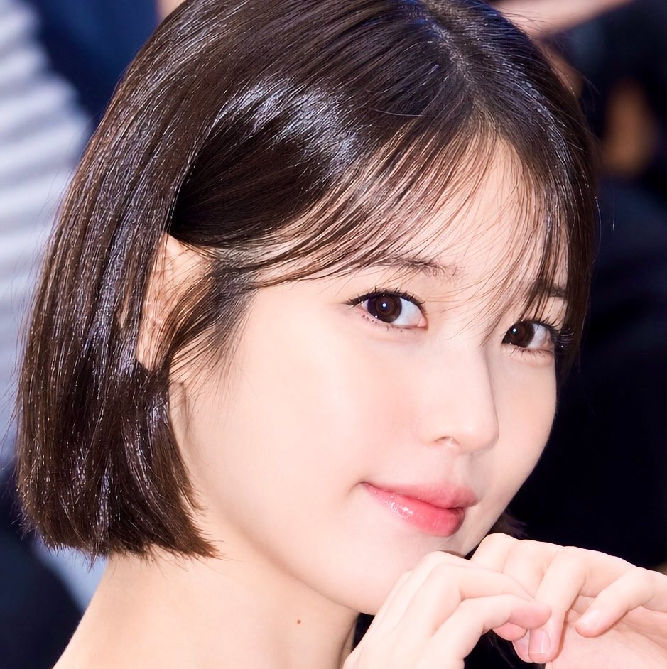 iusogi's tweet photo. before this all her makeup looked the same but this time it looks WOW… maybe it’s the eyeliner, maybe it’s the lipstick, maybe it’s the lens, maybe it’s the bob, maybe it’s the iu https://t.co/QBTM949UqU