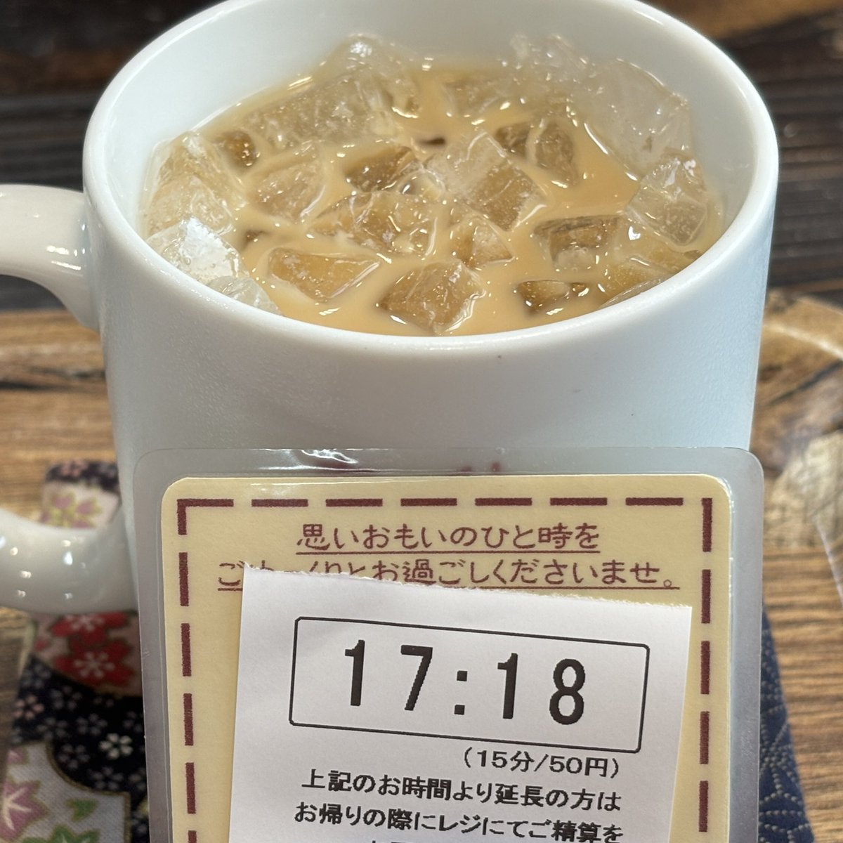 Diabetejp's tweet photo. 日本人形や羽子板が飾られ、お手製のコースター、という実家感炸裂ながらも実はチェーン店のカフェで一息。 https://t.co/yTBm29arYO