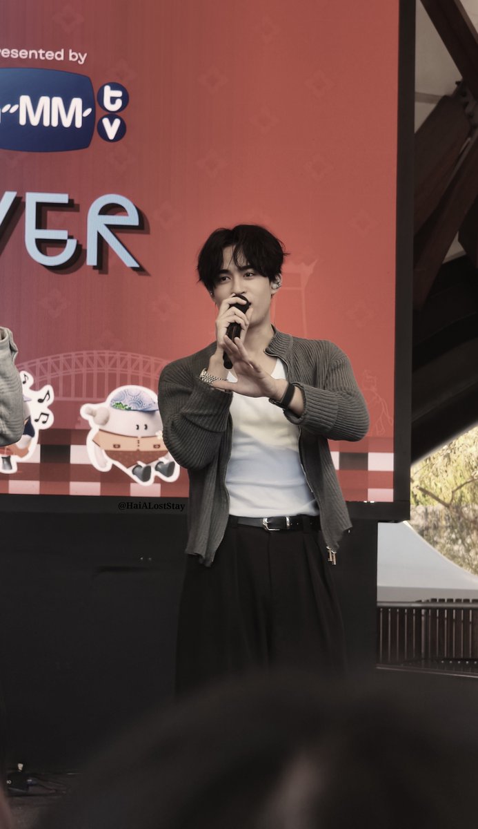 HaiALostStay's tweet photo. TRY MAKING EYE CONTACT WITH THIS ETHEREAL MAN. 
I BET YOU WOULDNT BE ABLE TO DO IT EITHER 

CLOVER AT THAIFEST SYDNEY 26 

#ThailandGrandFestival2026SydneyxCLOVER #CLO_VER #barcodetin @BarcodeTin https://t.co/0SKhksE4lC