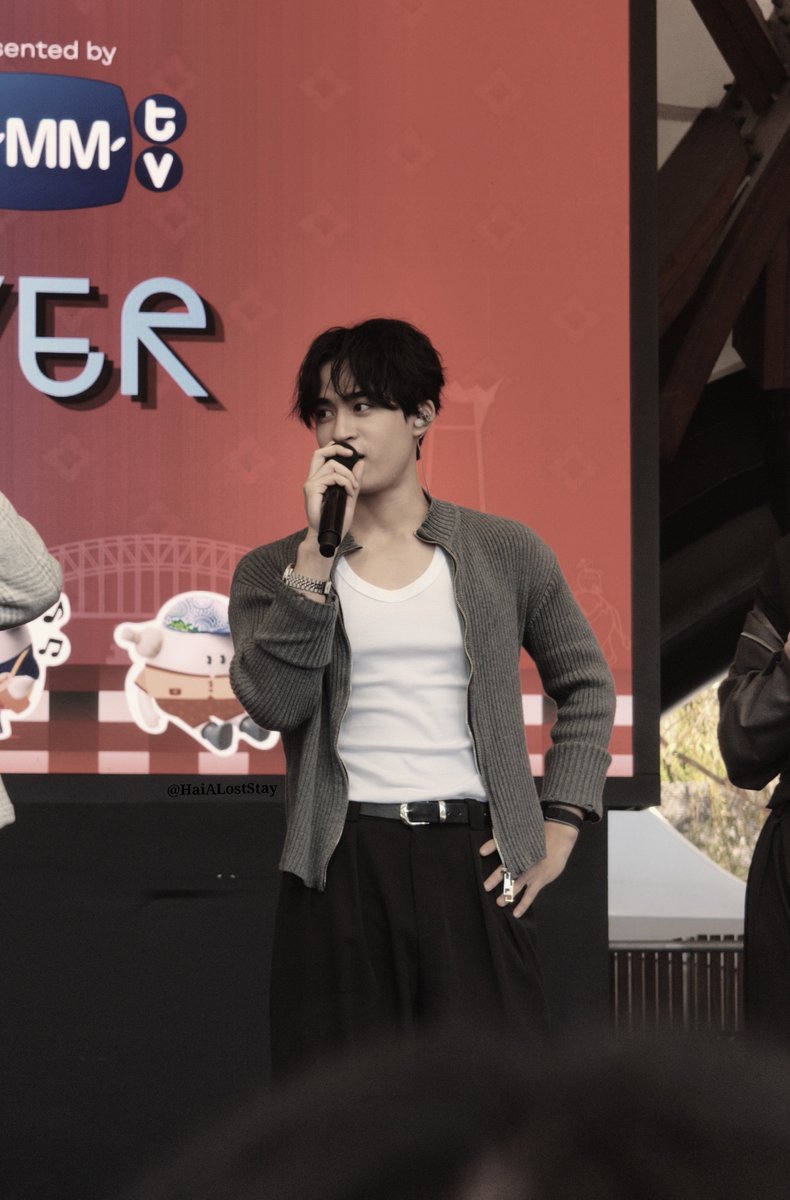 HaiALostStay's tweet photo. TRY MAKING EYE CONTACT WITH THIS ETHEREAL MAN. 
I BET YOU WOULDNT BE ABLE TO DO IT EITHER 

CLOVER AT THAIFEST SYDNEY 26 

#ThailandGrandFestival2026SydneyxCLOVER #CLO_VER #barcodetin @BarcodeTin https://t.co/0SKhksE4lC