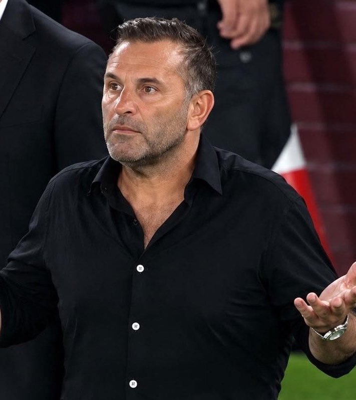 agacliyol_'s tweet photo. Uğur Karakullukçu: Galatasaray, pres oyunu oynadığını iddia ediyor. Topu geri kazanma hızına bakıyorsun, ilk sırada değilsin. 
İlk sırada olan kim? Beşiktaş. 

Çünkü Önder Özen ilk geldiğinde, “biz pres yapan takım kuracağız.” demiş. 
Önder Özen, elde hiç bir şey yokken bunları söyledi ve teknik direktörü bu plana göre seçmiş, teknik direktör bu oyuna göre oyuncular istemiş. 
Önder Özen ve Serdal Adalı da gitmiş almış oyuncuları. Tak tak tak takımını yapmış oynatıyor. 

Beşiktaş,  Galatasaray’dan daha iyi mi pres yapıyor? Evet. Biz Okan Buruk’a pres hocası demiyor muyduk? 
Siz bütün yaz n’aptınız ya?