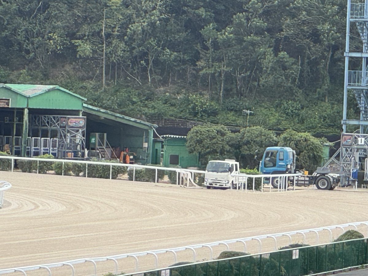 sagaimamura's tweet photo. 今日も佐賀競馬場は「曇り空」です。

馬場発表は「良」。

メインは第２レース(10頭立て)、本日も最終第９レースは１４頭立てです。
お楽しみに〜🐎‼️

MCは #井上瑠香さん、
解説は #うまかつ.net りゅうさんです。

#さがけいば #サガデーナイト競馬
#UMATENA
#うまかつアプリ https://t.co/3mxqUBsYZa