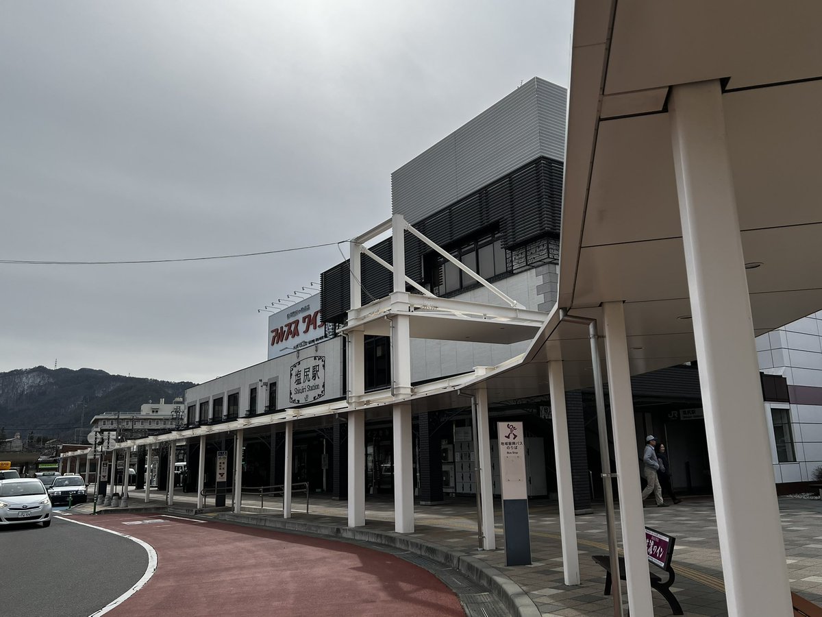 yonowawaru's tweet photo. 冬のある日、塩尻駅に着いて、駅前を歩いてたら本当に人が誰もいなくて、車もほとんど通らなくて、静かな街だと思った。
短歌のまち、らしい。
少し歩いて市役所まで行ったら、機関車が置いてあった。 https://t.co/Pb6o3MHbl6