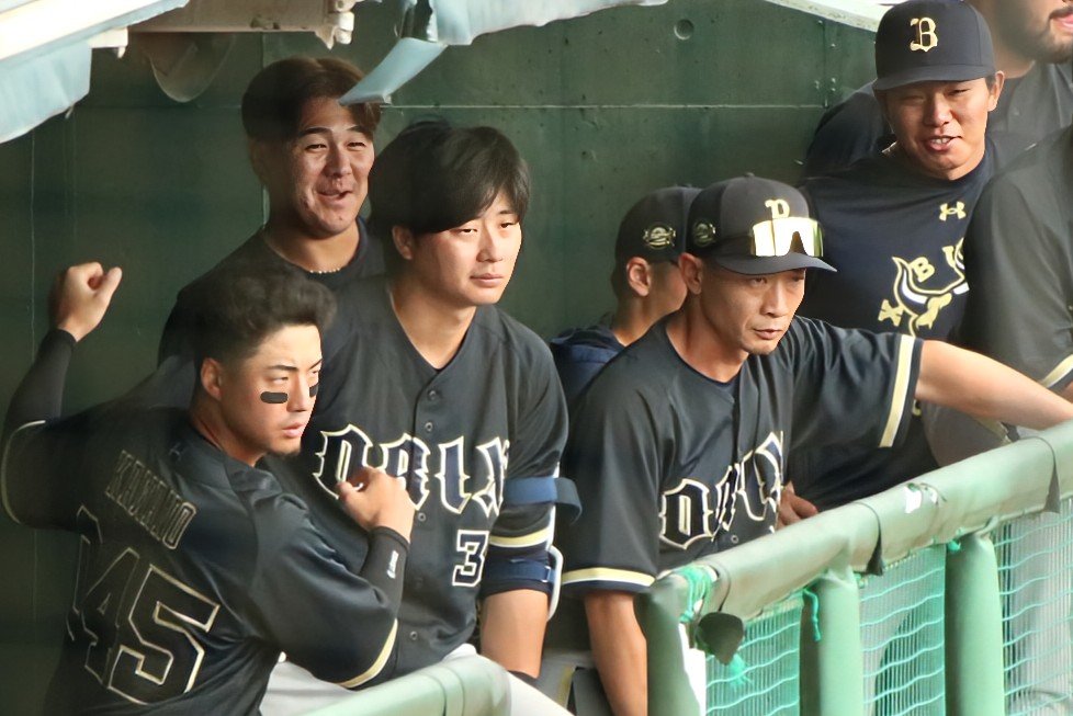 carpfuwa_candy's tweet photo. 試合終わりにベンチ撮ってたら、もしかして、入れ替わってる、じゃなくて、並んでる…？ https://t.co/F5JPEccsfJ