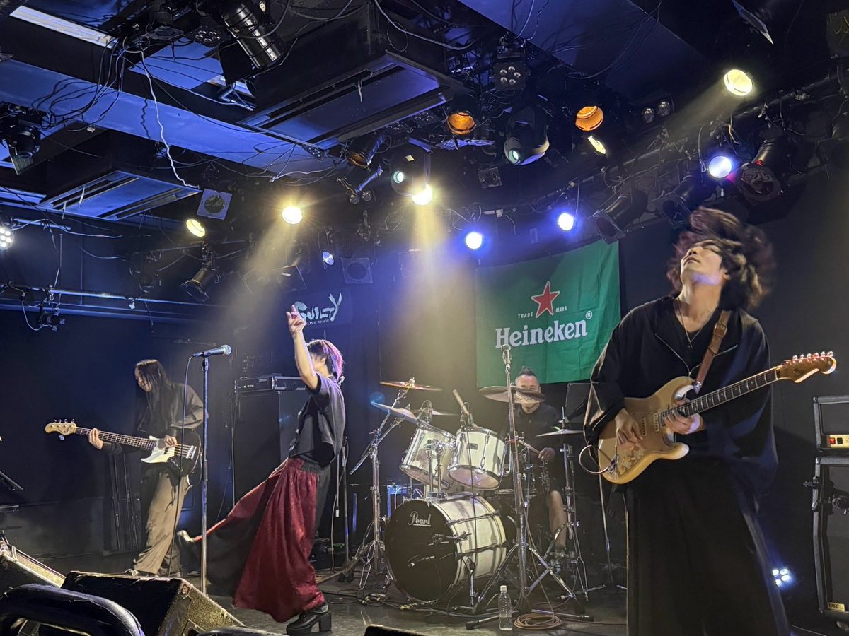 3_sansi_4's tweet photo. 昨日のSHIBUYA COMPLEX #19 DAY1
#酔狂東京 でした

お越しいただいた皆様に大感謝
そして本当にどのバンドもお素敵で温かかった

今日のDAY2は観に行けずですが
きっと良い夏の締めくくりになりますね！

配信/アーカイブもあります是非！
https://t.co/DDXVjJfLgU

(お写真はCartilage空詩さんより) https://t.co/daLGUuZ3yd