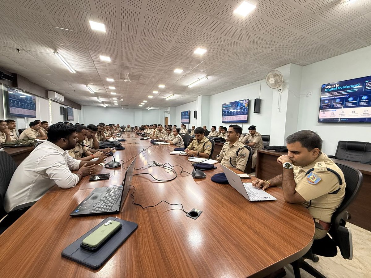 dhanbadpolice's tweet photo. 🔬 विधि विज्ञान व डिजिटल फॉरेंसिक्स पर 4 सप्ताह का प्रशिक्षण शुरू

एसएसपी श्री प्रभात कुमार ने पुलिस सभागार में प्रशिक्षण का शुभारंभ किया। 8 चरणों में होने वाले प्रशिक्षण में डिजिटल साक्ष्य की पहचान, संरक्षण, संग्रहण व विश्लेषण तथा वैज्ञानिक अनुसंधान पर जोर दिया जा रहा है। https://t.co/slOjo4dEro