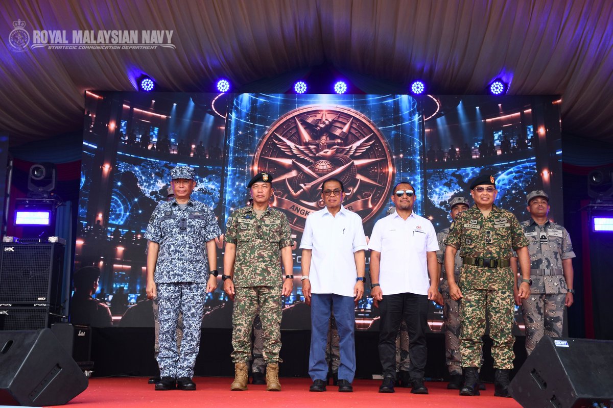 tldm_rasmi's tweet photo. Pembangunan Angkatan Siber sebagai cabang perkhidmatan keempat ATM mengorak satu langkah ke hadapan dengan penubuhan Tim Nukleus.
Peluncuran Tim Nukleus Angkatan Siber telah disempurnakan Menteri Pertahanan di Pangkalan TLDM Lumut.
Lanjut: https://t.co/rZ7IdDiYp7 https://t.co/QpUavtLfP8