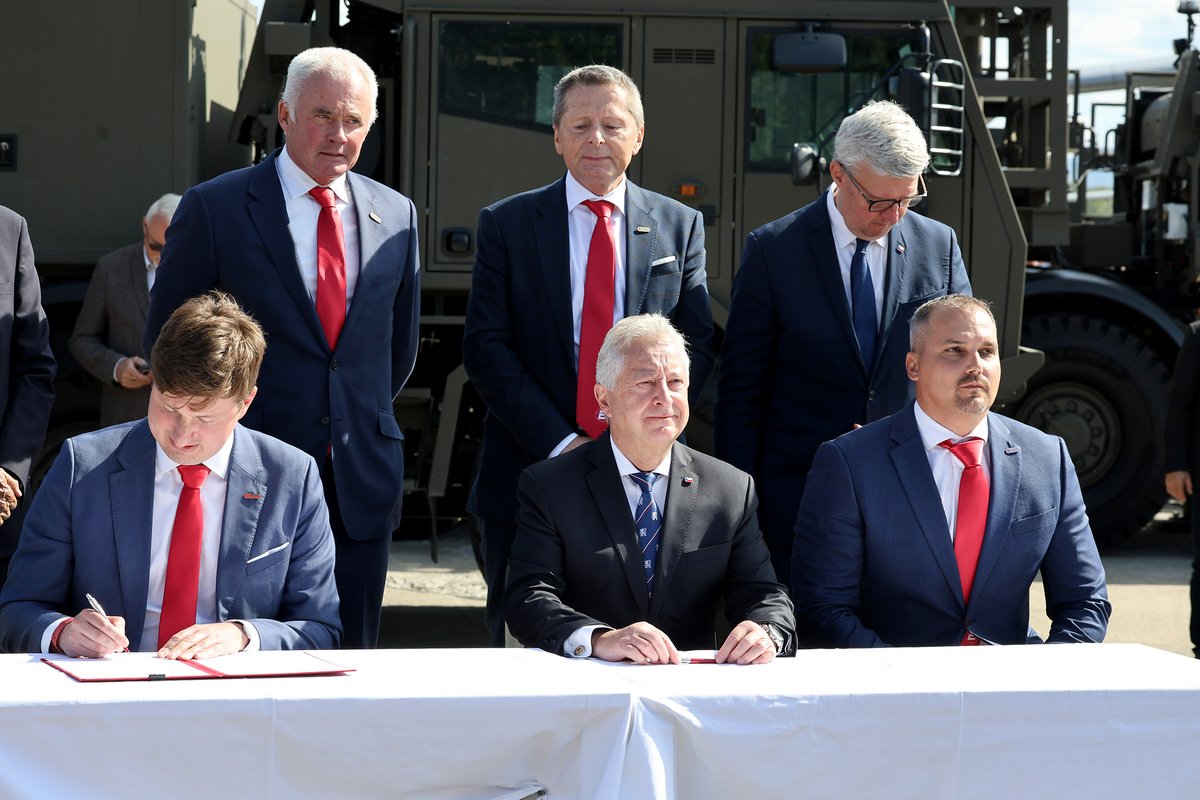 ObranaTweetuje's tweet photo. Ministr obrany Jaromír Zůna společně s předsedou vlády Andrejem Babišem a 1. zástupcem náčelníka Generálního štábu @ArmadaCR genmjr. Petrem Čepelkou představili také klíčovou akvizici v oblasti protivzdušné obrany České republiky - kompletní baterie systému SPYDER.

🧨 Mimo jiné v rámci akce Dny NATO v Ostravě & Dny Vzdušných sil AČR podepsali ministr obrany Jaromír Zůna a zástupci společnosti Explosia Ondřej Havlík a Roman Příhonský Memorandum o strategické spolupráci.

„Tímto podpisem plníme další bod programového prohlášení vlády, tedy tvoříme stabilní, dlouhodobý a institucionálně ukotvený rámec strategické spolupráce, kterou směřujeme k posílení obranyschopnosti České republiky, systematickému rozvoji schopností Armády České republiky a k zajištění vysoké míry soběstačnosti státu v oblasti klíčové munice a energetických materiálů,“ uvedl k memorandu ministr obrany Jaromír Zůna.

Více podrobností o všech prezentovaných projektech najdete v našem článku 👉 https://t.co/s4XuMdY8Kn