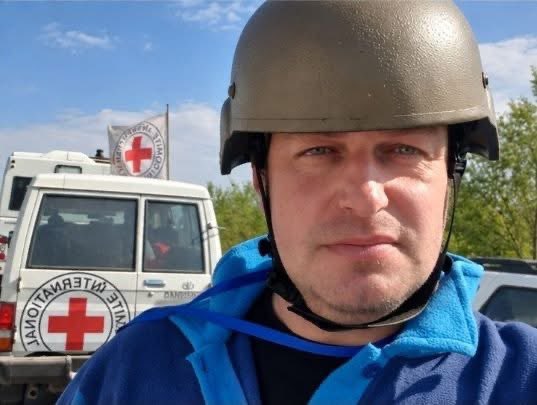 volodarskijo's tweet photo. Він виніс у цукерці те, що Росія хотіла стерти назавжди. Пішки. Повз блокпости. 30 кілометрів.

Це не сценарій фільму. Це історія журналіста з Маріуполя В'ячеслава Твердохліба.

Коли росіяни замкнули кільце навколо міста, він не виїхав. Залишив свою квартиру й переселився до волонтерського хабу. 

Разом з іншими розвозив їжу та воду по підвалах, де ховалися маріупольці. Воду набирали з річки. Ліки й продукти шукали на ринку, який охороняли від мародерів.

А ще він щодня знімав. Усе, що бачив на вулицях рідного міста.

Місто було без світла й без зв'язку. Люди не знали нічого. Тому В'ячеслав із колегою робили дайджести новин і клеїли їх на брамі - щоб люди хоч щось розуміли. 

А коли на мить ловився зв'язок, у слухавці звучала одна фраза:

"Я живий. А ви живі?"

Більше сказати було нічого. Усі жили одним - дожити до наступного дня.

Він бачив те, що не мав бачити ніхто. Тіла на бульварах. Загорнуту в санчата бабусю з підписаним ім'ям. Драмтеатр, що догоряв, - туди прийшли люди в надії на евакуацію. 

Він усе це знімав. Бо розумів: або це знищать, або зроблять так, ніби цього не було.

19 березня до волонтерів прийшли російські військові. Допит. Побиття. Одному із затриманих прострелили руку. 

В'ячеслава вдарили автоматом, коли побачили в його інстаграмі фото, де він приміряв кітель на базі "Азова". Йому пропонували стати колаборантом.

Він відмовився.

22 березня В'ячеслав разом із товаришем і його мамою пішки вийшов із Маріуполя. Майже три доби польовими дорогами, обходячи блокпости.

Із собою він ніс безцінне - флешку з сотнями фото й відео воєнних злочинів. 

Найбільше він боявся втратити саме її. Тому придумав сховати носій у цукерку: трохи потримав її в руках, щоб підтанула, й заховав флешку всередину.

25 березня він був на підконтрольній Україні території.

Ці кадри потім побачив увесь світ. Тіла на бульварах. Бетонна брила з написом "Здесь был русский мир". Драмтеатр. 

Виставки його фото пройшли в Польщі, Швеції, Туреччині. Сьогодні вони - докази воєнних злочинів Росії.

В'ячеслав виніс ці кадри. Він зробив те, що мав зробити. Тепер наша черга - не дати їх забути.