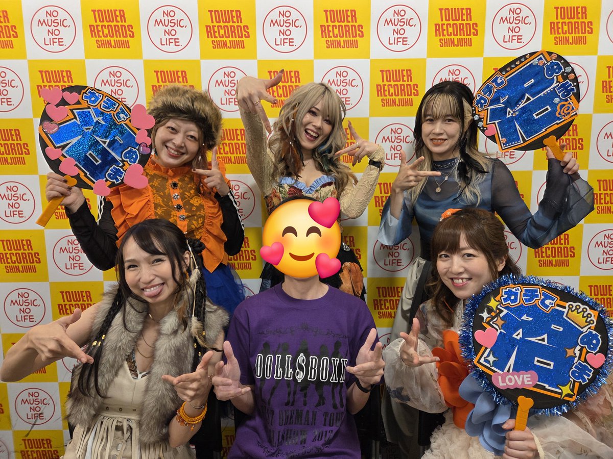 Mukester's tweet photo. 本日はこちらへ
皆さん綺麗でまぶしかった！
衣装を着た皆さんと6ショットの貴重な機会、ありがたかったです。
ドル箱でもひぇあ！をやって下さり、ありがとうございました🤗

#DOLLSBOXX
#ドールズボックス https://t.co/JDYROdeTmx