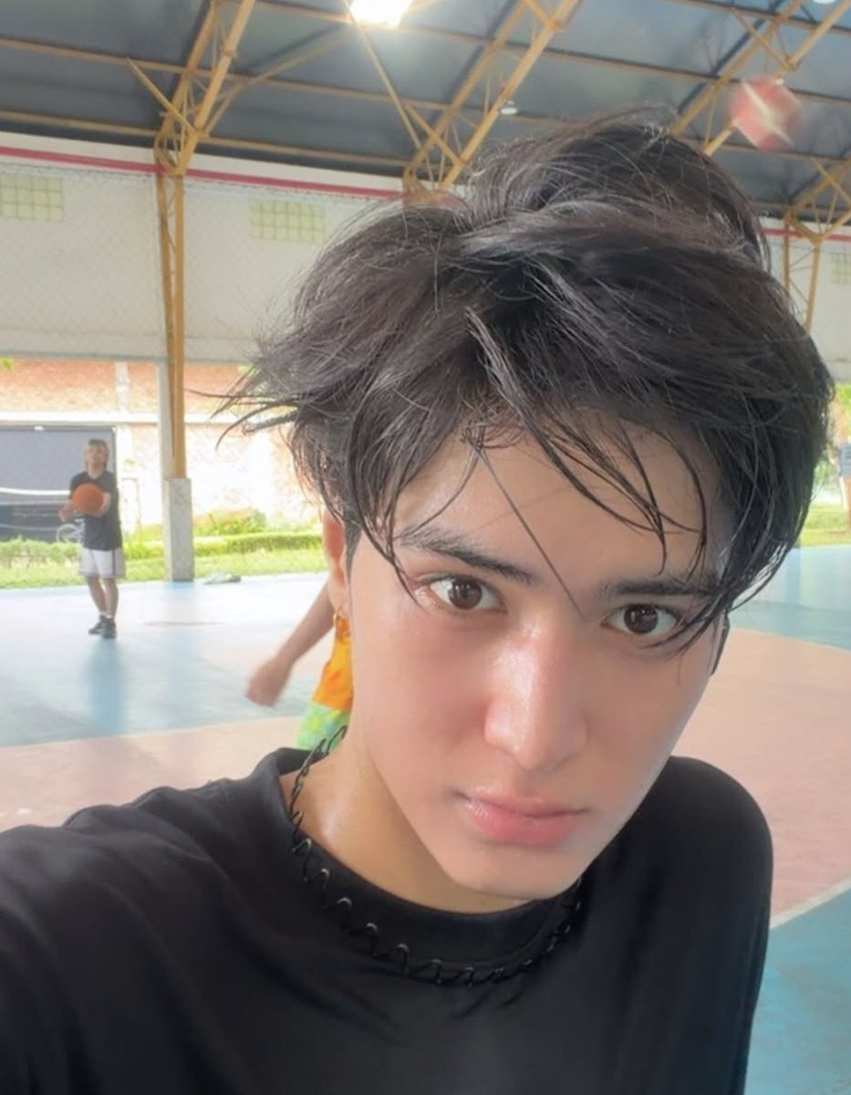 aehyulz's tweet photo. WTFFFSKSGDKSJSJS HE’S SOOO FINEEEE ✋🏻😭

#teshow https://t.co/IHM01zf4Fy