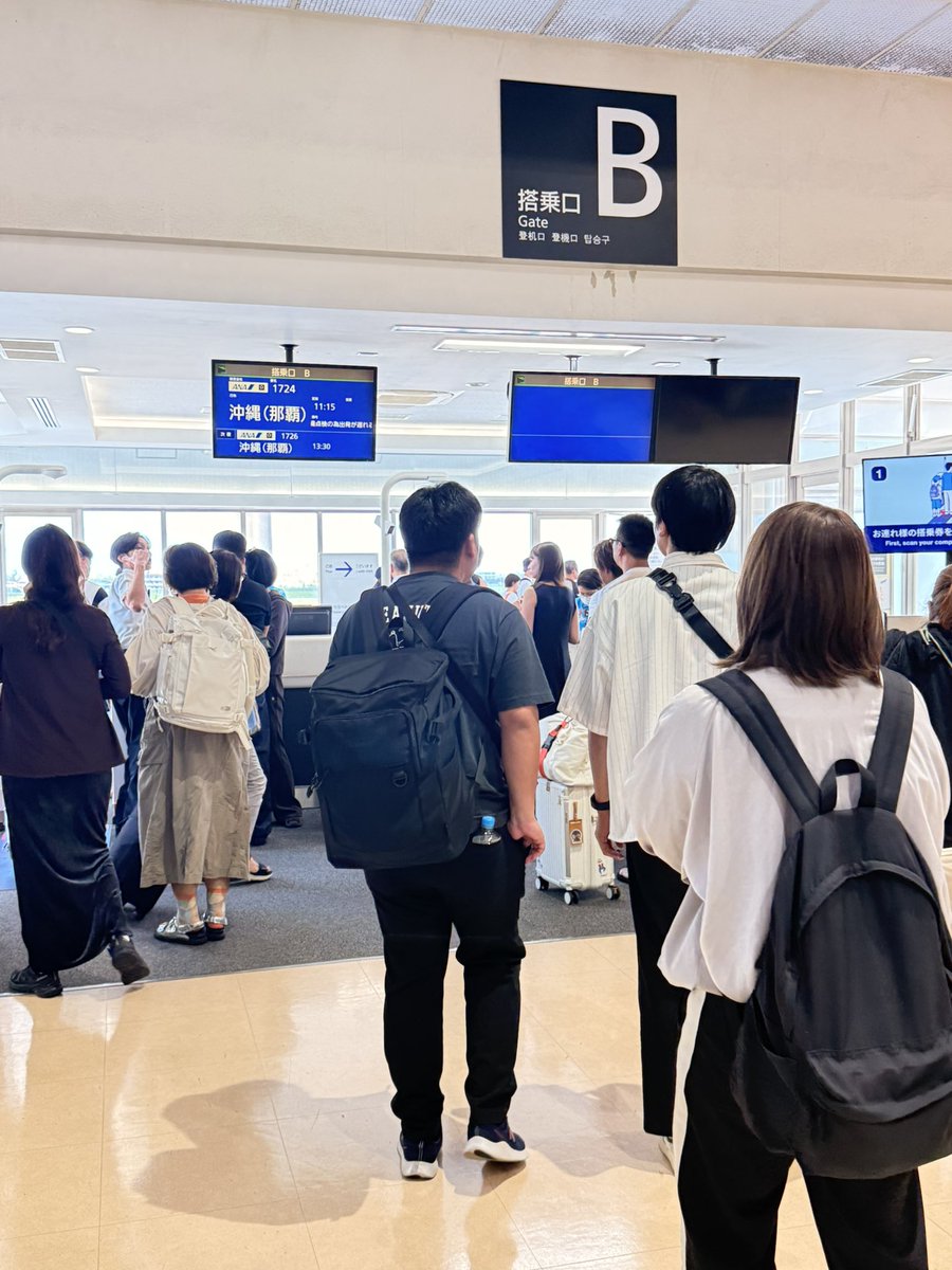 JoggerNz's tweet photo. 今天遇到了我个人在日本的第一次航班取消情况。其实，前序航班已经抵达，乘客也都下了飞机，但有些机械故障，所以一开始是延误，差不多一小时后说取消了，于是大家只能排队去抵达层取托运行李。并再去航司柜台排队办理改签，我排到了中段靠后的位置，焦虑的刷着手机，看看有没有其他航班可以改签（续） https://t.co/Op4coOCAv1