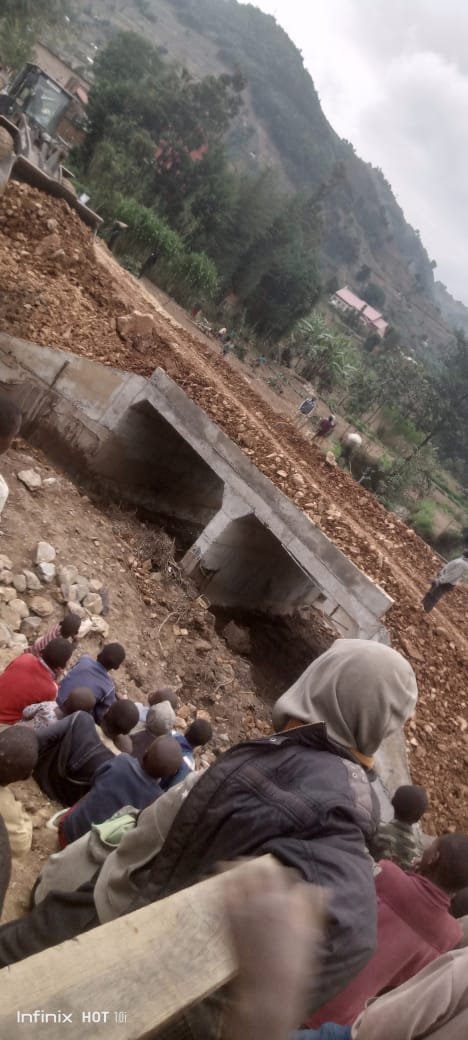 muhire_dieu's tweet photo. Nyuma y'imyaka igera muri itatu abaturage bo muMurenge wa #Kinyababa ho mu Karere ka @BureraDistrict barashimira Ubuyobozi bwabubakiye ikiraro gikomeye ubu umuhanda Gitenge-Rubayu ni nyabagendrwa @MukamanaSoline @gahundemaurice @RwandaLocalGov imihigo irakomeye ariko irashoboka✍️ https://t.co/TZBtedc2Lz