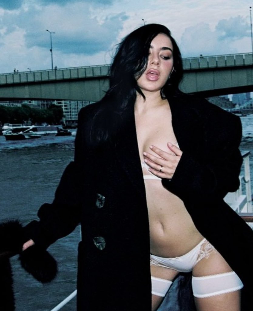GNARLYCHICKS's tweet photo. Charli XCX https://t.co/GsD02CwicQ