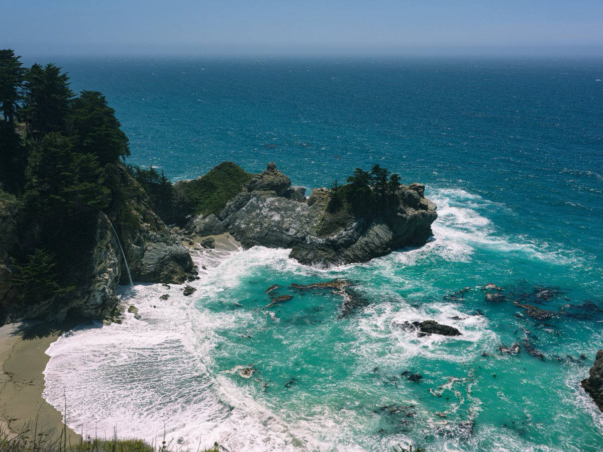 BettyWrighj's tweet photo. Listening to the sound of the waves makes me feel completely at peace This is one of my favorite moments of a California road trip #CaliforniaHighway1 https://t.co/b3lZwlcYjS
