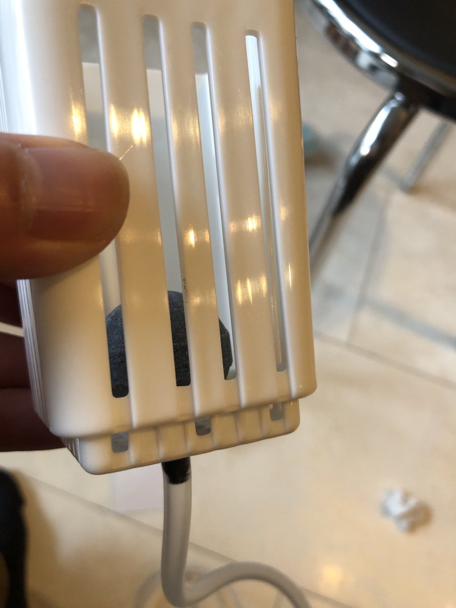 10yusuke23's tweet photo. ダイソーの商品で適当に濾過装置造り。
水切りを半田ごてで拡張してぶくぶく通してみた。 https://t.co/6rre5hJPq4